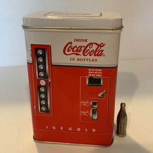 Coca Cola 1950s Vending
Machine Style 1996 Tin Approx. 5
1/4” x 3 1/4” × 2 1/4”